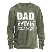 Papa kann dummes Langarmshirt nicht reparieren